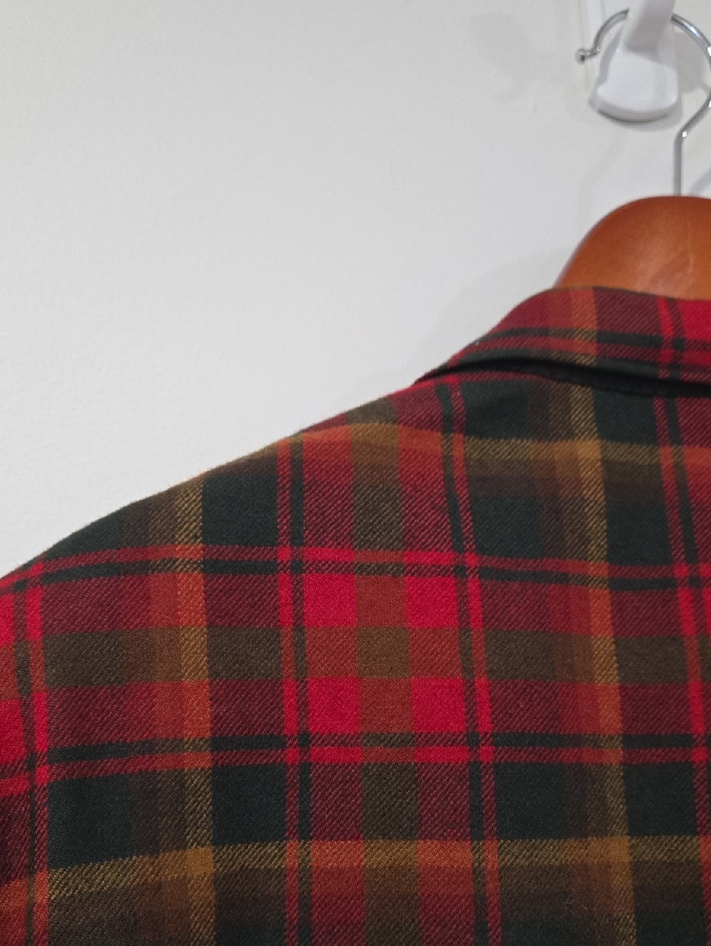 Vintage 1960's Canadian Tartan Wool Red and Green Plaid Sport Coat - Picture 9 of 12